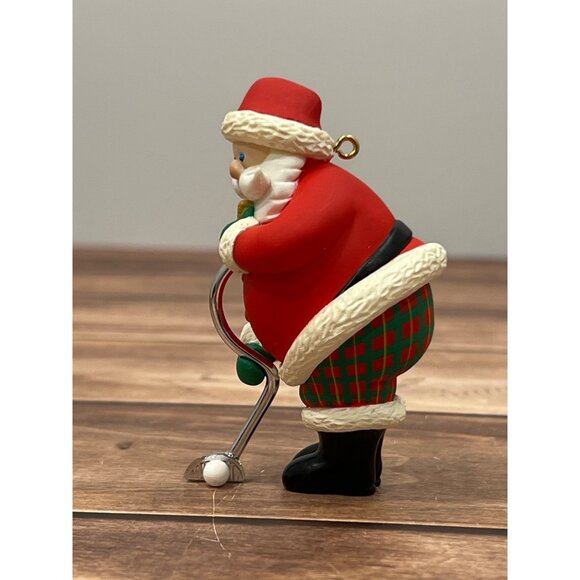 2005 HALLMARK KEEPSAKE ORNAMENT QXG4312 A PUTTER FOR SANTA GOLFING - Picture 8 of 10